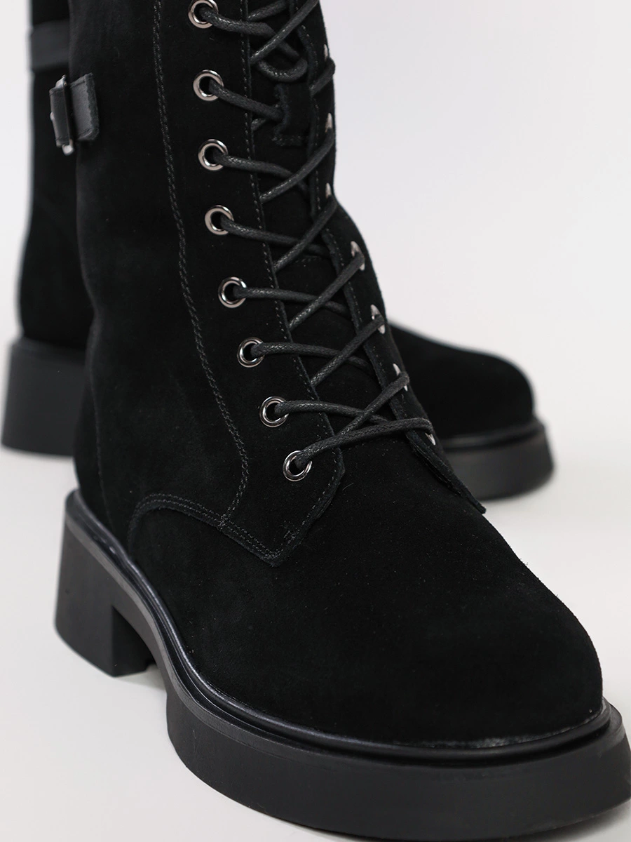 Ботинки-дерби черного цвета с декоративным ремешком